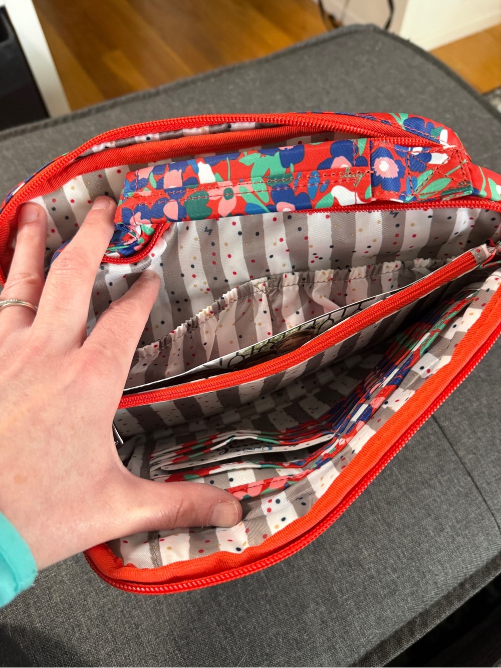 Lug Scoop 2 Crossbody Bag in Wild Flower Poppy Red - Picture 6 of 12